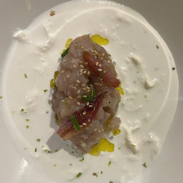 Tartare di trota con stracciatella al latte di cocco e sesamo tostato